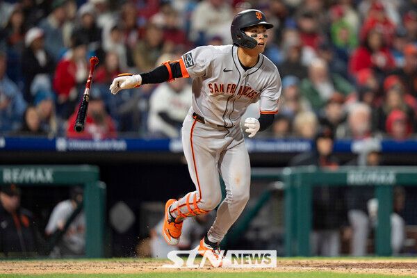 샌프란시스코 자이언츠의 이정후가 16일(현지 시간) 미 펜실베이니아주 필라델피아의 시티즌스뱅크 파크에서 열린 2025 메이저리그(MLB) 필라델피아 필리스와의 경기 5회 초 2루타를 치고 있다. 이정후는 5타수 2안타 2타점 2득점으로 활약했고 팀은 11-4로 승리했다. 사진┃뉴시스/AP