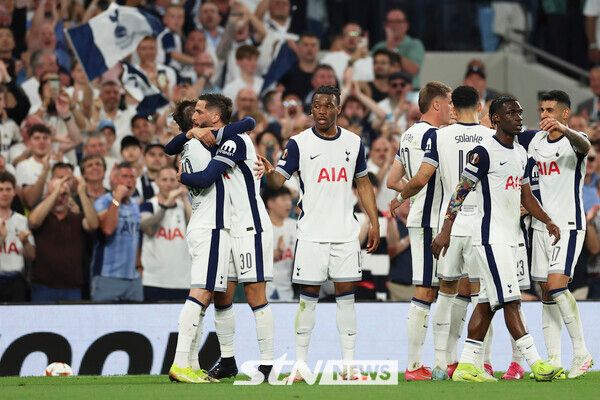 제임스 매디슨의 득점 이후 기뻐하는 토트넘 홋스퍼 선수들. 사진┃뉴시스/AP