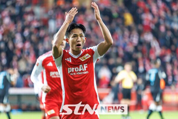 우니온 베를린의 정우영이 지난달 30일(현지시각) 독일 베를린의 슈타디온 안 데어 알텐 푀르스터라이에서 열린 2024-25 분데스리가 12라운드 레버쿠젠과의 경기 전반 29분 동점 골을 넣고 세리머니하고 있다. 정우영은 시즌 2호 골을 기록하며 79분을 뛰었다. 사진┃뉴시스/AP