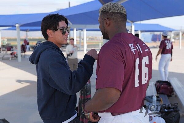 전 키움 히어로즈 외야수 이정후와 현 키움 히어로즈 외야수 야시엘 푸이그. 사진┃키움 히어로즈