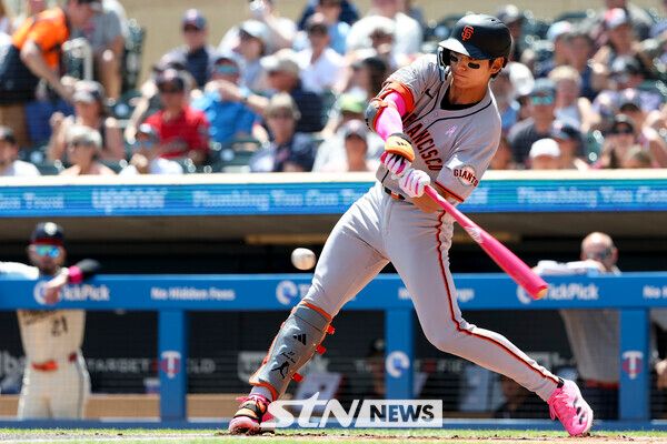 샌프란시스코 자이언츠의 이정후가 11일(현지 시간) 미 미네소타주 미니애폴리스의 타깃 필드에서 열린 2025 메이저리그 미네소타 트윈스와의 경기 1회 초 좌전 안타를 치고 있다. 이정후는 4타수 1안타 1타점 1득점을 기록했고 샌프란시스코는 연장 끝에 6-7로 패했다. 사진┃뉴시스/AP