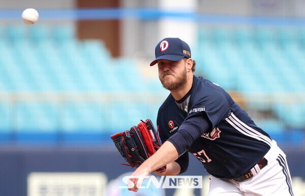 10일 대구 수성구 삼성라이온즈파크에서 열린 프로야구 ‘2025 신한 SOL 뱅크 KBO 리그’ 두산 베어스와 삼성 라이온즈의 시범경기, 1회말 두산 선발투수 콜 어빈이 역투하고 있다. 사진┃뉴시스