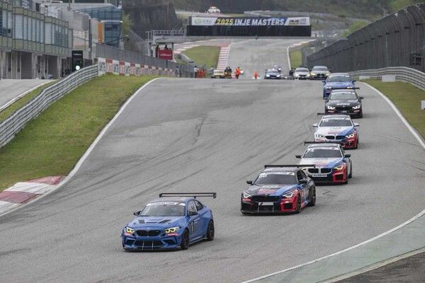 인제스피디움에서&nbsp;&nbsp;‘금호타이어&nbsp;BMW M&nbsp;클래스’ 경기를 하고 진행하고 있다. [사진=인제스피디움]