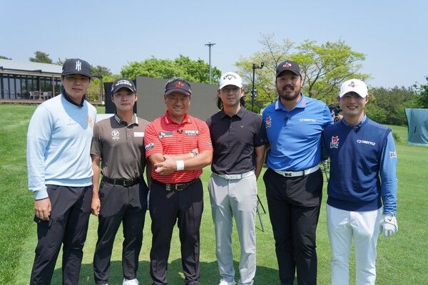 재능나눔 행복라운드에 멘토로 참가한 프로 골퍼들. (왼쪽부터) 장유빈, 김동민, 최경주, 김동은, 정찬민, 배용준. 사진┃SK텔레콤오픈2025