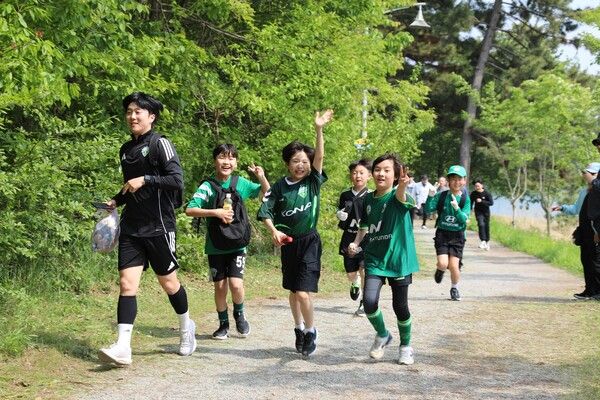 전북현대 그린스쿨 쓰담 달리기. 사진┃전북현대