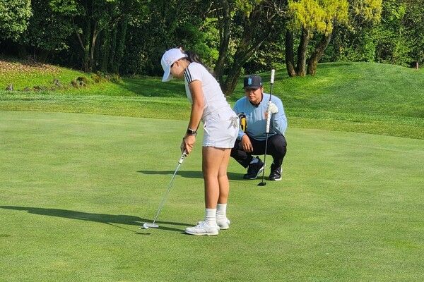 장유빈 프로가 동반 라운딩 중 유망주 선수에게 퍼팅을 지도하고 있다. 사진┃SK텔레콤오픈2025