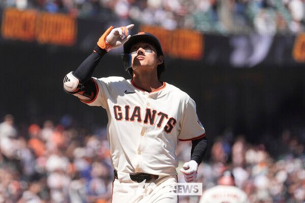 샌프란시스코 자이언츠의 이정후가 14일(현지 시간) 미 캘리포니아주 샌프란시스코의 오라클 파크에서 열린 2025 메이저리그 애리조나 다이아몬드백스와의 경기 7회 말 2점 홈런(시즌 6호)을 친 뒤 홈에 들어오며 세리머니하고 있다. 이정후는 5타수 1안타(1홈런) 2타점 1득점을 기록했고 팀은 7-8로 패했다. 사진┃뉴시스/AP