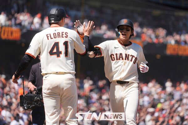 샌프란시스코 자이언츠의 이정후(오른쪽)가 14일(현지 시간) 미 캘리포니아주 샌프란시스코의 오라클 파크에서 열린 2025 메이저리그 애리조나 다이아몬드백스와의 경기 7회 말 2점 홈런(시즌 6호)을 친 뒤 홈에 들어오며 환호하고 있다. 이정후는 5타수 1안타(1홈런) 2타점 1득점을 기록했고 팀은 7-8로 패했다. 사진┃뉴시스/AP