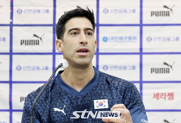 이싸나예 라미레즈 대한민국 남자배구 국가대표팀 감독이 25일 오전 서울 송파구 올림픽파크텔에서 열린 '대한민국 배구 국가대표팀 신임 감독 기자회견'에서 질문에 답하고 있다. 사진┃뉴시스