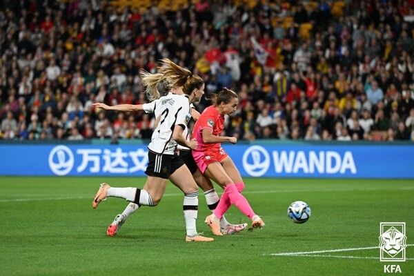 대한민국 여자 대표팀의 케이시 유진 페어가 호주 퀸즐랜드주 브리즈번의 선콥 스타디움에서 치러진 독일과의 2023 국제축구연맹(FIFA) 여자월드컵 H조 예선 3차전에서 슈팅을 시도하고 있다. 사진┃대한축구협회