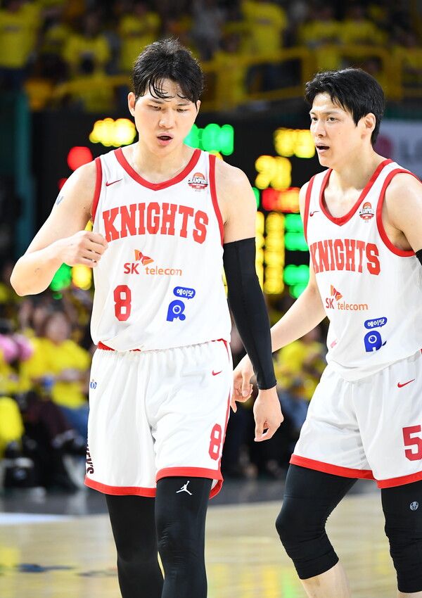 서울 SK 안영준(좌측)과 김선형(우측). 사진┃KBL