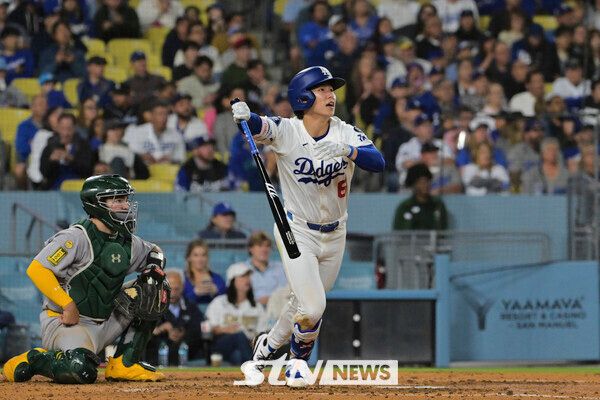 LA 다저스의 김혜성이 14일(현지 시간) 미 캘리포니아주 로스앤젤레스의 다저스타디움에서 열린 2025 메이저리그 오클랜드 애슬레틱스와의 경기 5회 말 동점을 기록하는 1점 홈런(시즌 1호)을 친 후 타구를 바라보고 있다. 사진┃뉴시스/AP