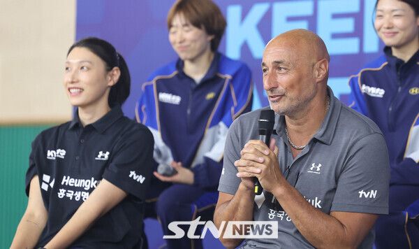 16일 오후 인천 부평구 인천삼산월드체육관에서 열린 ‘KYK 인비테이셔널 2025’ 미디어데이에서 여자배구 세계올스타팀 마르첼로 아본단자(이탈리아) 감독이 발언하고 있다. 사진┃뉴시스