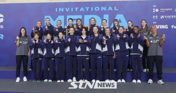 16일 오후 인천 부평구 인천삼산월드체육관에서 열린 ‘KYK 인비테이셔널 2025’ 미디어데이에서 김연경(뒷줄 왼쪽네번째), 마르첼로 아본단자(앞줄 오른쪽) 감독과 여자배구 세계올스타팀 선수들이 기념촬영을 하고 있다. 사진┃뉴시스