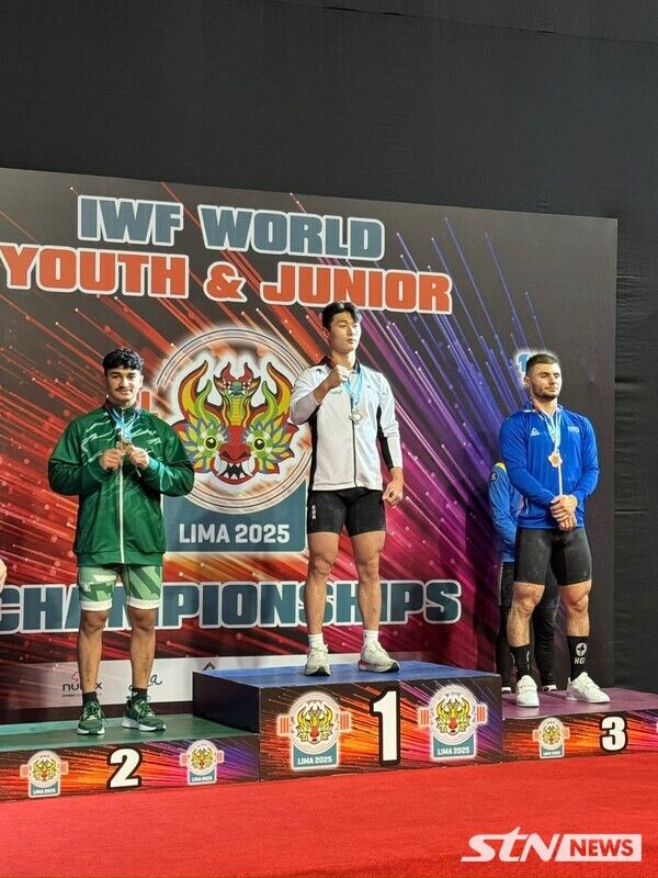 고양시청 역도팀 박주현 선수가 금메달을 받은 뒤 기념촬영을 하고 있다. [사진=고양시]