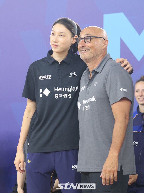 16일 오후 인천 부평구 인천삼산월드체육관에서 열린 ‘KYK 인비테이셔널 2025’ 미디어데이에서 김연경과 마르첼로 아본단자 여자배구 세계올스타팀 감독과 포즈를 취하고 있다. 사진┃뉴시스