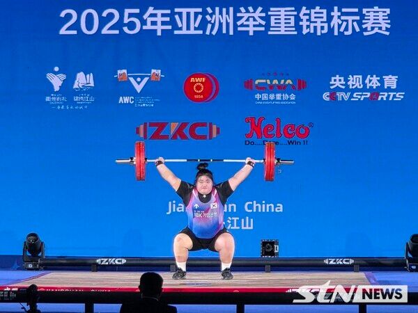 고양시청 역도팀 박혜정 선수가 국제대회에 출전해 역기를 들어 올리고 있다. [사진=고양시]