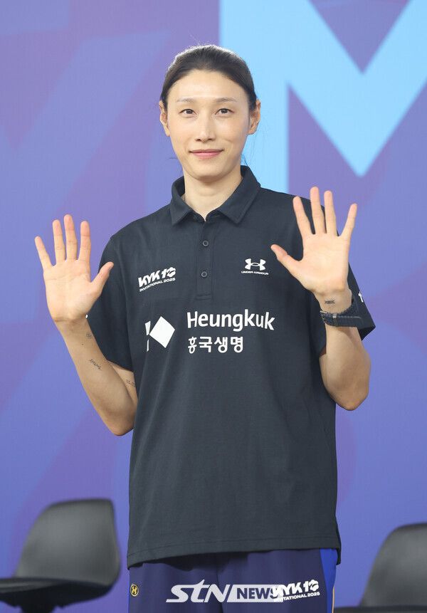 16일 오후 인천 부평구 인천삼산월드체육관에서 열린 ‘KYK 인비테이셔널 2025’ 미디어데이에서 참석한 김연경이 팬들을 향해 손을 들어 인사하고 있다. 사진┃뉴시스