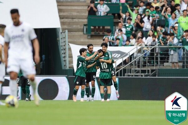 전북현대 전진우가 득점 후 동료들과 기뻐하고 있다. 사진┃한국프로축구연맹