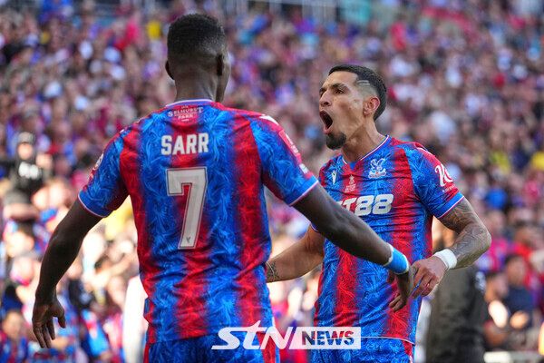 환호하는 크리스탈 팰리스 선수들. 사진┃뉴시스/AP