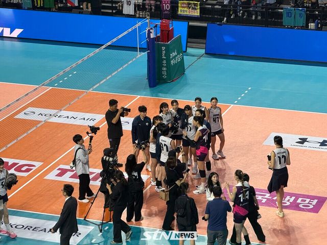 경기 종료 후 대표팀 선수들과 이야기를 나누는 김연경. 삼산=사진┃강의택 기자