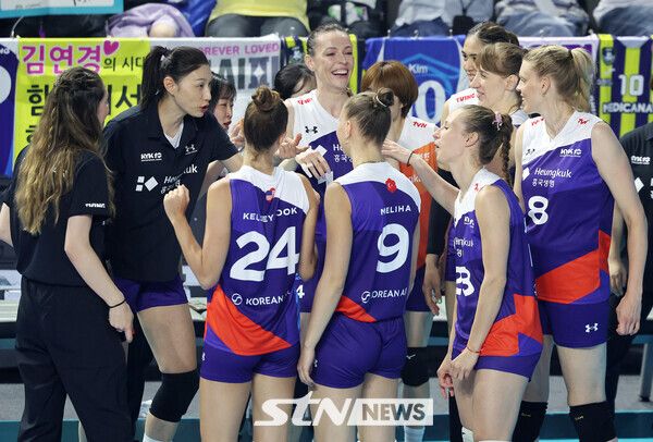 18일 오후 인천 부평구 삼산월드체육관에서 열린 KYK 인비테이셔널 2025 여자배구 세계 올스타전 팀 스타와 팀 월드의 경기, 팀 스타 감독 김연경이 선수들을 격려하고 있다. 사진┃뉴시스