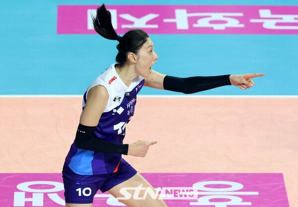 18일 오후 인천 부평구 삼산월드체육관에서 열린 KYK 인비테이셔널 2025 여자배구 세계 올스타전 팀 스타와 팀 월드의 경기 2세트, 팀 스타 감독 겸 선수 김연경이 손짓하고 있다. 사진┃뉴시스