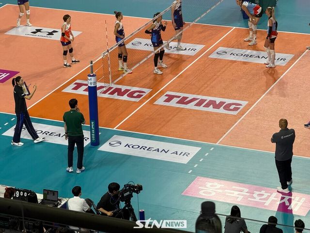 김연경(좌측 하단)이 마르첼로 아본단자 감독(우측 하단)과 유쾌한 신경전을 펼치고 있다. 삼산=사진┃강의택 기자