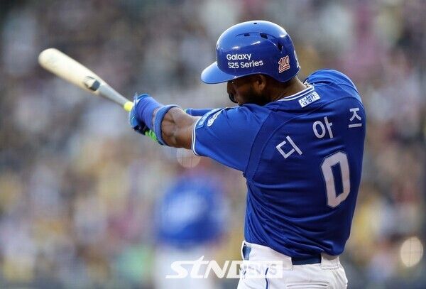 16일 서울 송파구 잠실야구장에서 열린 2025 KBO리그 삼성 라이온즈와 LG 트윈스의 경기, 1회초 2사 3루 삼성 디아즈가 1타점 안타를 치고 있다. 사진┃뉴시스