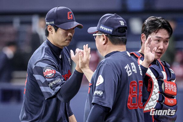 롯데 자이언츠 투수 구승민(왼쪽)과 김태형 감독(오른쪽). 사진┃롯데 자이언츠