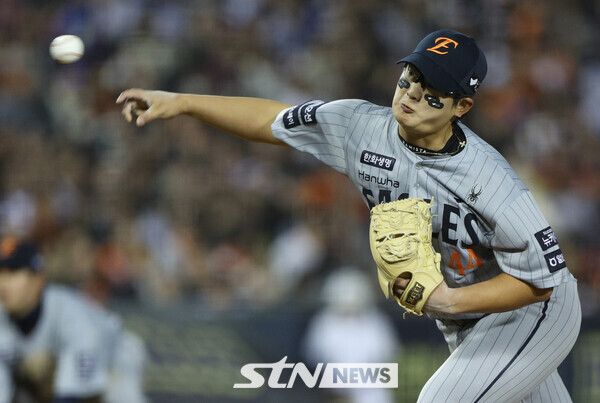 8일 서울 송파구 잠실야구장에서 열린 2025 KBO리그 한화 이글스와 두산 베어스의 경기, 9회말 한화 김서현이 역투하고 있다. 사진┃뉴시스