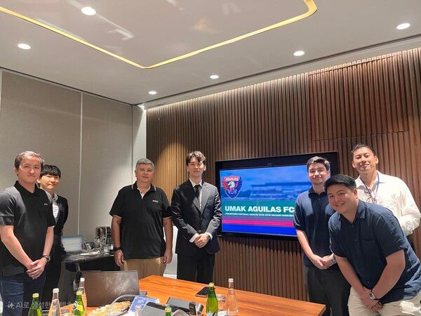 필리핀 리그 유막 아길라스의 구단주로 취임한 박광철 대표(가운데). 사진┃유막 아길라스