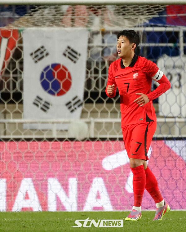 17일 오후 경기 수원월드컵경기장에서 열린 하나은행 초청 축구 국가대표 평가전 대한민국과 베트남의 경기, 손흥민이 골을 넣은 뒤 기뻐하고 있다. 사진┃뉴시스