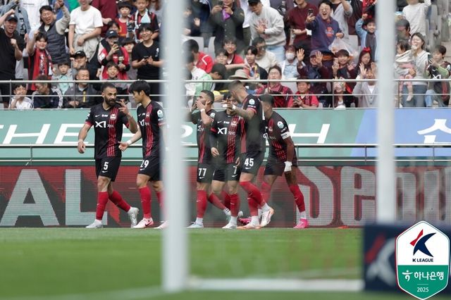 루카스 득점 이후 세리머니 펼치는 FC서울. 사진┃한국프로축구연맹