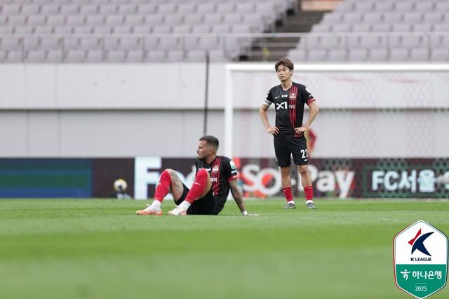 경기 종료 후 아쉬움을 나타내고 있는 김진수(오른쪽). 사진┃한국프로축구연맹
