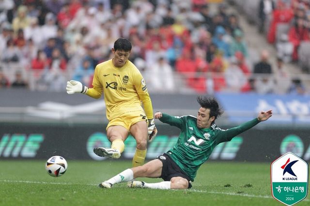 치명적인 실책으로 송민규에게 실점을 내준 최철원. 사진┃한국프로축구연맹