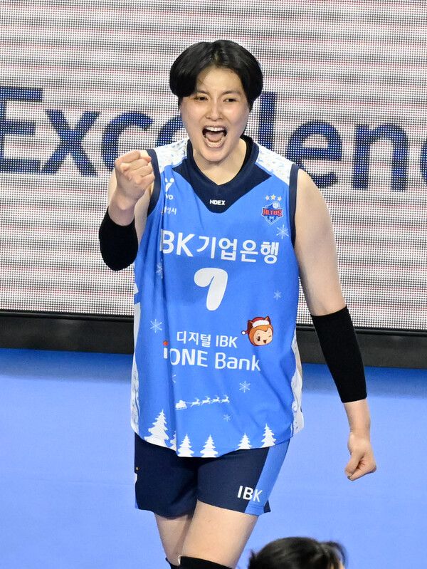 IBK기업은행의 김희진이 9일 오후 7시 화성종합실내체육관에서 치러진 페퍼저축은행과의 도드람 2024-2025 V리그 4라운드 경기에서 공격 성공 후 기뻐하고 있다. 사진 | KOVO