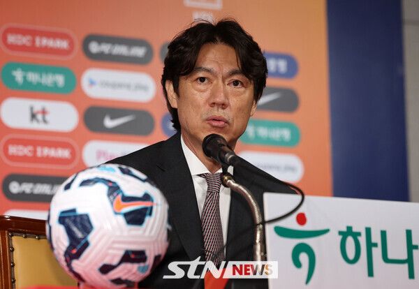 홍명보 축구대표팀 감독이 26일 오전 서울 종로구 축구회관에서 6월 A매치에 나설 대표팀 명단을 발표하고 있다. 홍명보 감독이 이끄는 축구대표팀은 오는 6월6일 이라크 바스라에서 이라크와 9차전 원정 경기를 치른 뒤 10일 서울월드컵경기장에서 쿠웨이트와 최종 10차전 홈 경기를 벌인다. 사진┃뉴시스