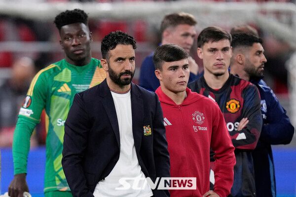 맨체스터 유나이티드 후벵 아모림 감독과 선수단. 사진┃뉴시스/AP