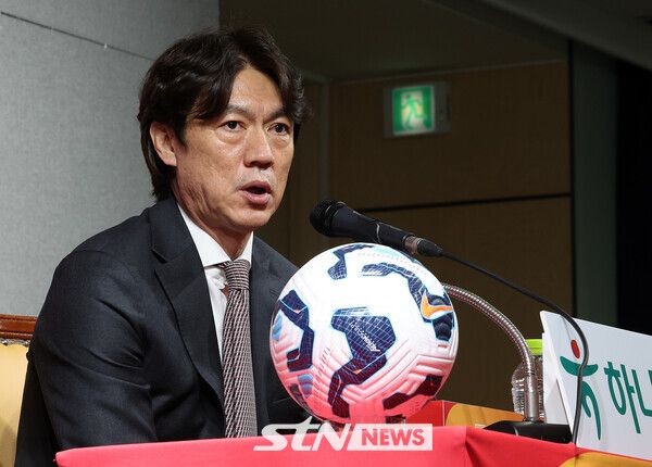 홍명보 축구대표팀 감독이 26일 오전 서울 종로구 축구회관에서 6월 A매치에 나설 대표팀 명단 발표를 마친 후 취재진의 질문에 답하고 있다. 홍명보 감독이 이끄는 축구대표팀은 오는 6월6일 이라크 바스라에서 이라크와 9차전 원정 경기를 치른 뒤 10일 서울월드컵경기장에서 쿠웨이트와 최종 10차전 홈 경기를 벌인다. 사진┃뉴시스