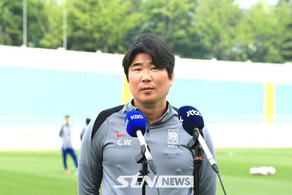 19일 남자 20세 이하(U-20) 축구대표팀이 강원 원주시 종합운동장에서 소집훈련을 진행하고 있는 가운데 이창원 감독이 내달 이집트 카이로에서 열리는 평가전에 대한 각오를 밝히고 있다. 사진┃뉴시스