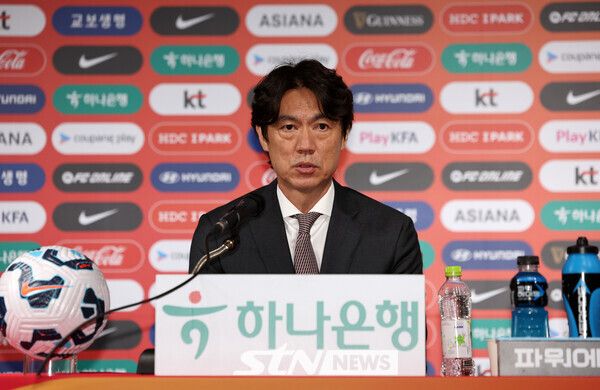 홍명보 축구대표팀 감독이 26일 오전 서울 종로구 축구회관에서 6월 A매치에 나설 대표팀 명단을 발표하고 있다. 홍명보 감독이 이끄는 축구대표팀은 오는 6월6일 이라크 바스라에서 이라크와 9차전 원정 경기를 치른 뒤 10일 서울월드컵경기장에서 쿠웨이트와 최종 10차전 홈 경기를 벌인다. 사진┃뉴시스