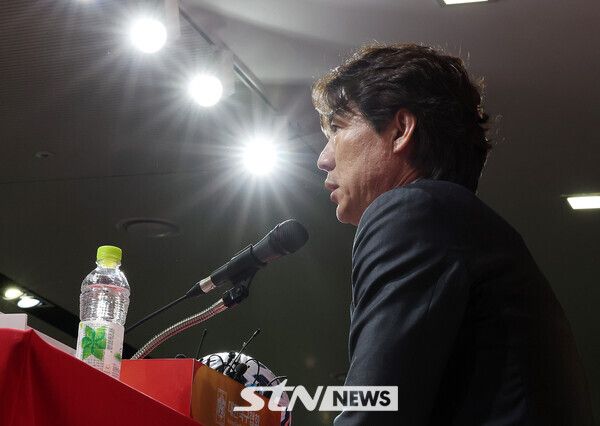 홍명보 축구대표팀 감독이 26일 오전 서울 종로구 축구회관에서 6월 A매치에 나설 대표팀 명단 발표를 마친 후 취재진의 질문에 답하고 있다. 홍명보 감독이 이끄는 축구대표팀은 오는 6월6일 이라크 바스라에서 이라크와 9차전 원정 경기를 치른 뒤 10일 서울월드컵경기장에서 쿠웨이트와 최종 10차전 홈 경기를 벌인다. 사진┃뉴시스