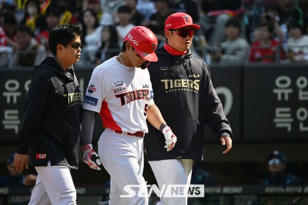 22일 오후 광주 북구 광주-기아챔피언스필드에서 열린 2025 신한 쏠뱅크 KBO 리그 개막전 NC다이노스 대 KIA타이거즈의 경기, 3회 말 1사 주자 없음 상황에서 안타를 친 KIA 김도영이 왼쪽 다리 통증을 호소하며 덕아웃으로 돌아오고 있다. 사진┃뉴시스
