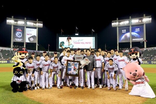 코엔 윈을 환송하는 LG 트윈스 선수단. 사진┃LG 트윈스
