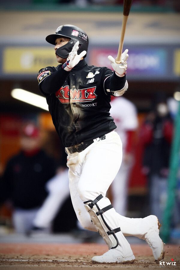 현역 시절 타격하는 박경수. 사진┃KT 위즈