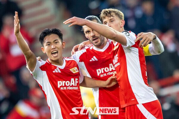 우니온 베를린의 정우영(왼쪽). 사진┃뉴시스/AP