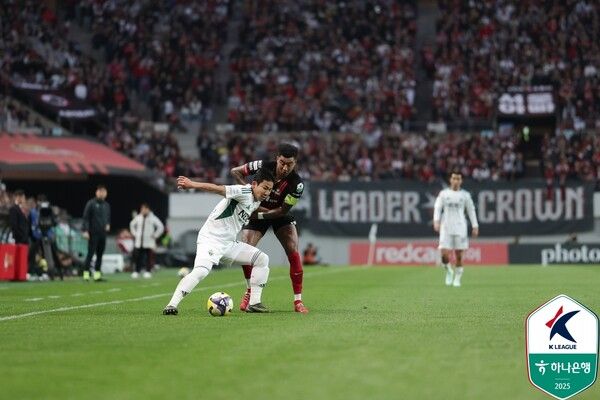 볼 다툼을 벌이는 양 팀 선수들. 사진┃한국프로축구연맹