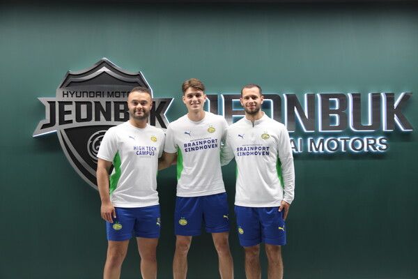 PSV 아인트호벤 코치진. 좌측부터 에설 엘말리, 톰 반 덴 허크, 사샤 리아스. 사진┃전북현대