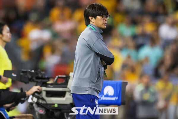 한국 여자 축구대표팀 신상우 감독이 7일(현지 시간) 호주 뉴캐슬의 맥도날드 존스 스타디움에서 열린 호주와의 2차 친선 경기를 지켜보고 있다. 사진┃뉴시스/AP